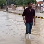 wahab riaz walking in lahore rain
