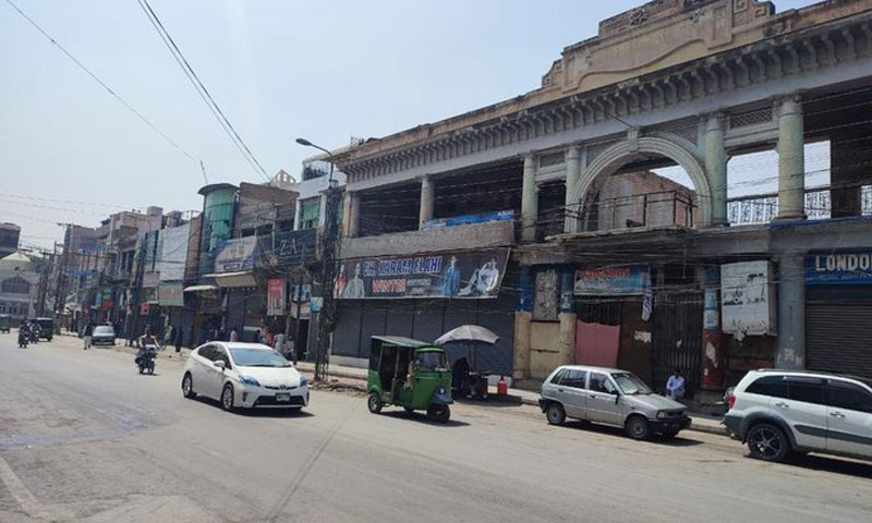 pakistanis protesting over skyrocketed inflation in sugar, petroleum and medicine price