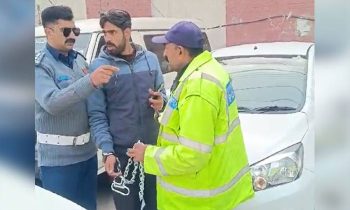 lahore-police-handcuffed-traffic-violator