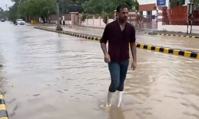 wahab riaz walking in lahore rain