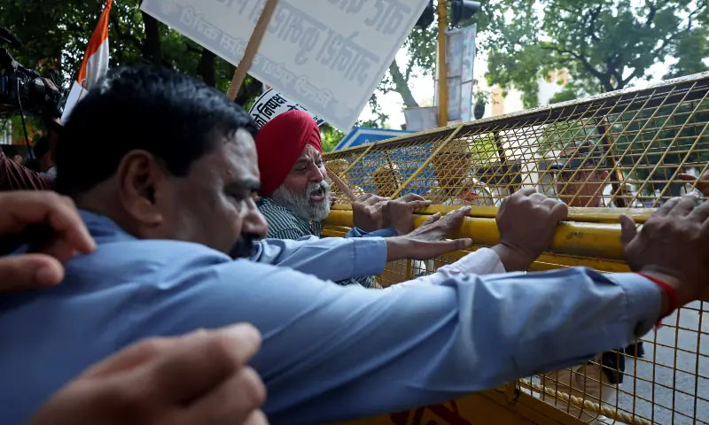 بھارت میں چیف الیکشن کمشنر سے استعفے کے لیے احتجاج، پولیس کا مظاہرین پر آنسو گیس اور واٹر کینن کا استعمال